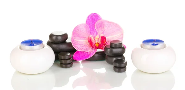 Spa kamienie z orchidea kwiat i świece na białym tle — Zdjęcie stockowe