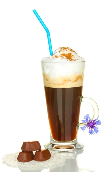 Vaso de cóctel de café con caramelos de chokolate en tapete y flor aislada en blanco — Foto de Stock