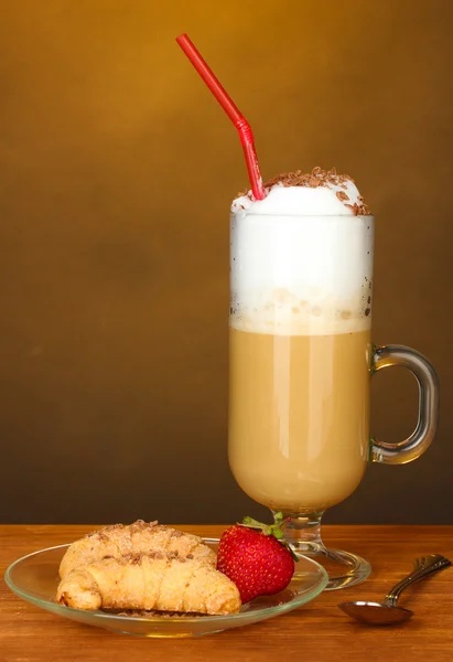Verre de café cocktail avec croissants et fraise sur soucoupe sur fond brun — Photo