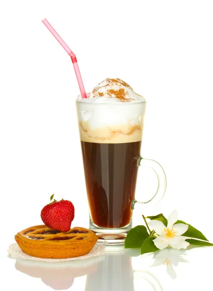 Стакан кофе коктейль с пирогом на салфетке, клубника и цветок изолированы на белом — стоковое фото