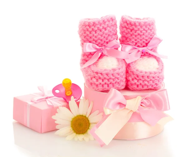Pembe bebek botları, emzik, hediye ve çiçek üzerinde beyaz izole — Stok fotoğraf