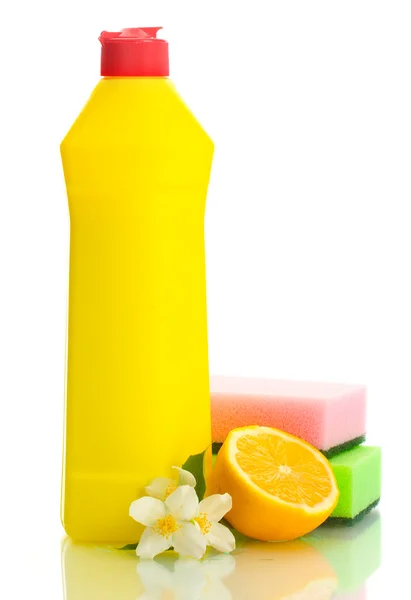 Жидкость для мытья посуды с губками и лимон с цветами, изолированными на белом — стоковое фото