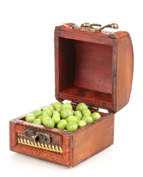 Green peas in wooden chest isolated on white — Stock Photo, Image