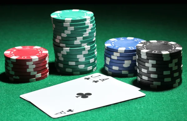 Картки і фішки для покеру на зеленому столі — стокове фото