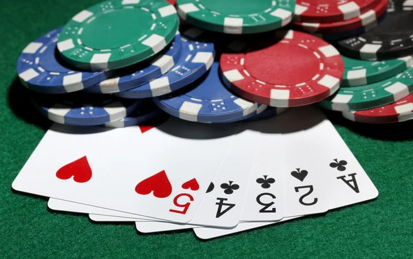 Tarjetas y fichas para póquer en mesa verde —  Fotos de Stock