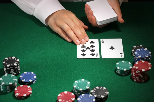 Poker instelling op groene tafel — Stockfoto