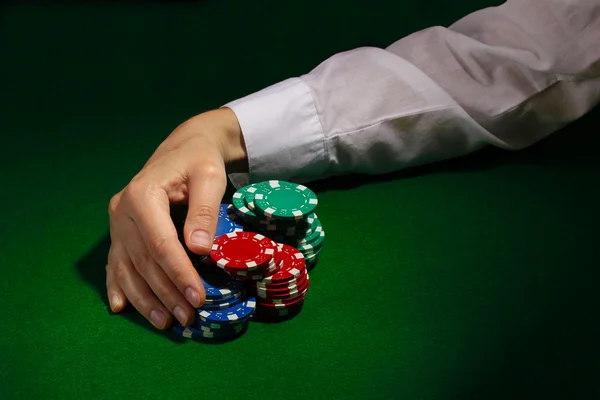 Победа в покер на зеленом столе — стоковое фото