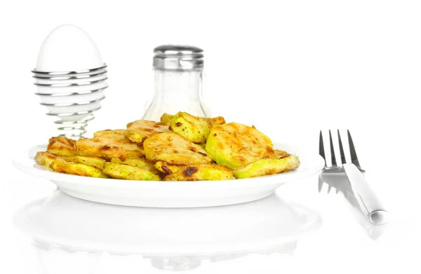 Stekt zucchini med ägg till frukost isolerad på vit — Stockfoto
