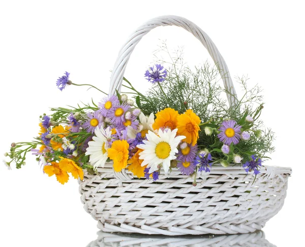 Beau bouquet de fleurs sauvages lumineuses dans le panier, isolé sur blanc — Photo