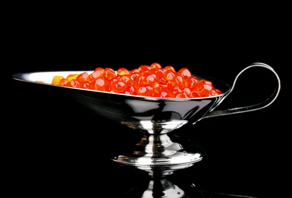 Caviar rojo en tazón de plata aislado en negro —  Fotos de Stock
