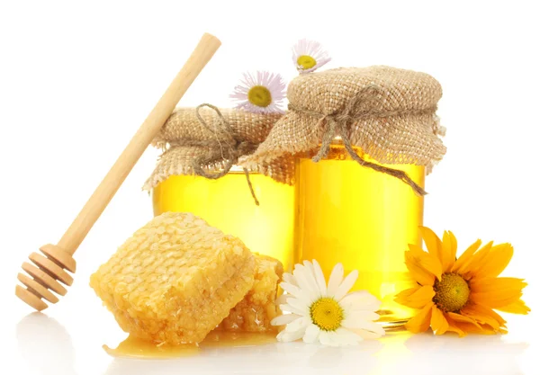 Édes méz méhsejt üvegekbe, fából készült drizzler és virágok elszigetelt fehér — Stock Fotó