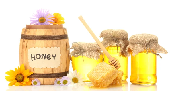 Сладкий мед в банках и бочках с сотами, деревянный дождик и цветы изолированы на белом — стоковое фото