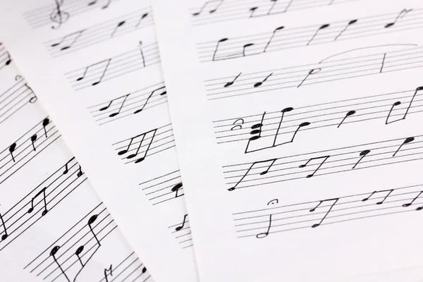 Notas musicales y primer plano de plumas — Foto de Stock