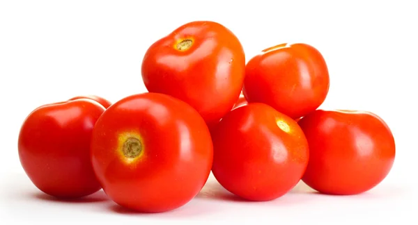 Rijp rode tomaten geïsoleerd op wit — Stockfoto