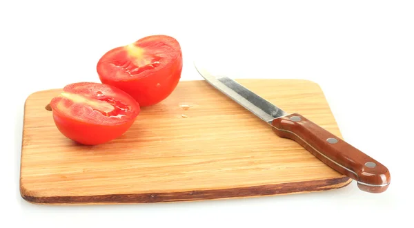 Tomates rojos maduros y cuchillo en tabla de cortar aislado en blanco —  Fotos de Stock
