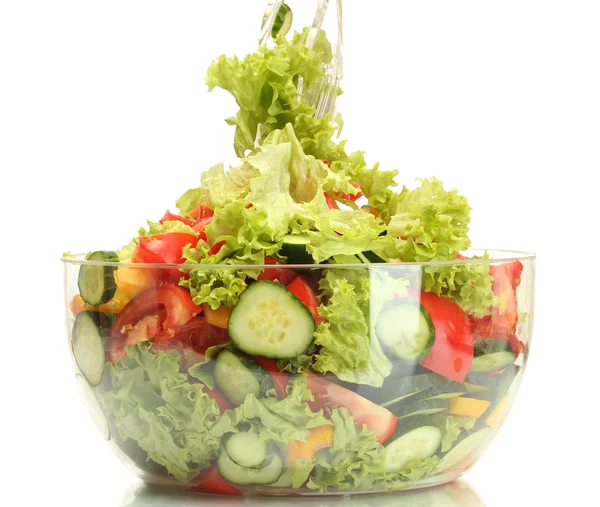 Salada de legumes frescos em tigela transparente com colher e garfo isolado em branco — Fotografia de Stock