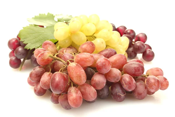 Reife süße Trauben isoliert auf weiß — Stockfoto