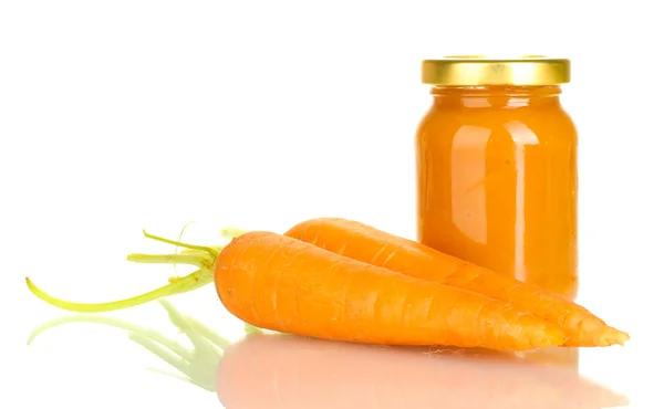 Glas mit Karotten Babynahrung isoliert auf weiß — Stockfoto