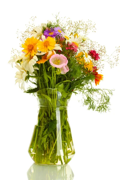 Gyönyörű csokor világos vadvirágok, az üveg váza, elszigetelt fehér — Stock Fotó