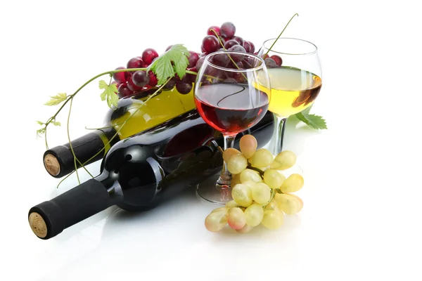 Şişe ve kadeh şarap ve olgunlaşmış üzümler beyaz izole — Stok fotoğraf