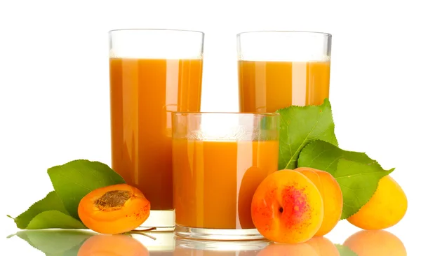Three glasses of apricot juice and apricots with leaf isolated on white — Stock Photo, Image