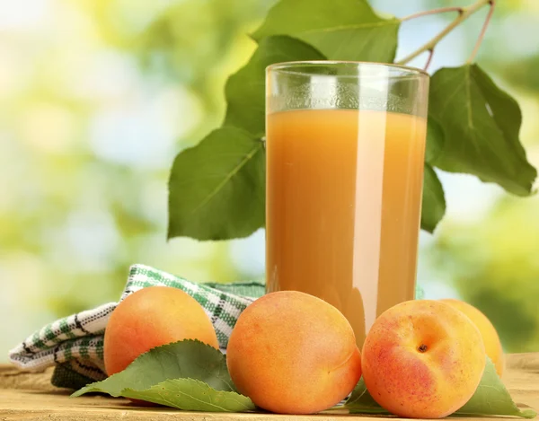 杏汁和鲜杏绿色背景上的木桌上玻璃 — 图库照片