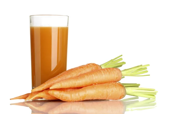 Glas Karottensaft und frische Karotten isoliert auf weiß — Stockfoto