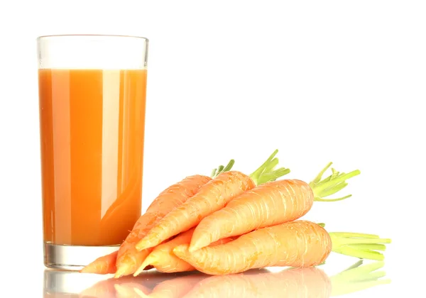 Склянка морквяного соку і свіжої моркви ізольовані на білому — стокове фото