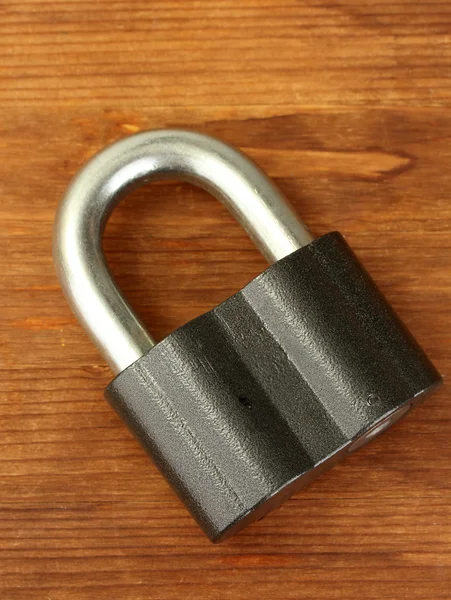 Old padlock on wooden background close-up — Stock Photo, Image