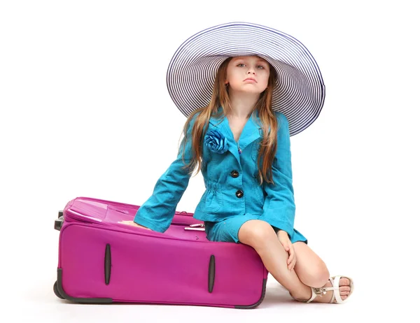 Seyahat çantası ve üzerinde beyaz izole şapkalı küçük kız portresi — Stok fotoğraf