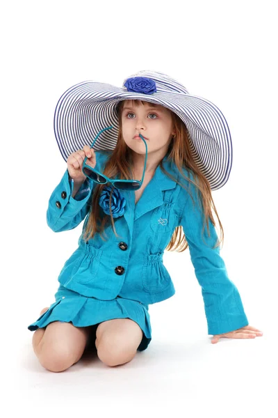 Portrait de drôle de petite fille avec des lunettes de soleil et chapeau isolé sur blanc — Photo