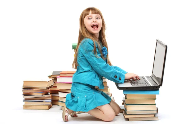 Kleines Mädchen mit Notizbuch und Büchern isoliert auf weiß — Stockfoto