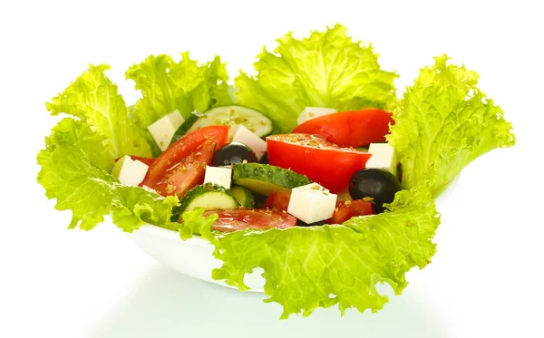 Вкусный греческий салат, изолированный на белом — стоковое фото