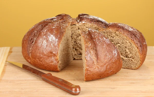 Нарезанный хлеб на коричневом фоне крупным планом — стоковое фото