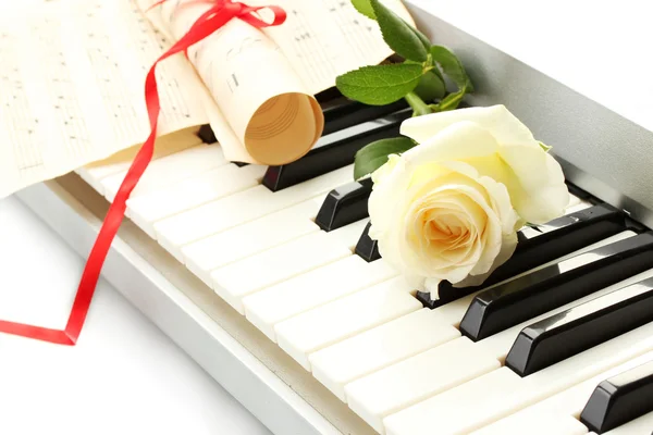 Fundo do teclado sintetizador com flor — Fotografia de Stock