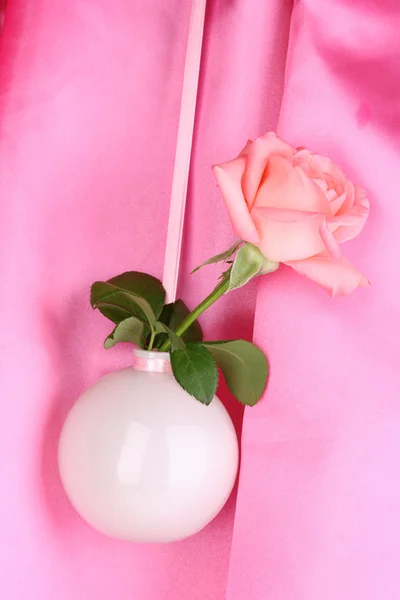Bella rosa in vaso appesa su sfondo stoffa — Foto Stock
