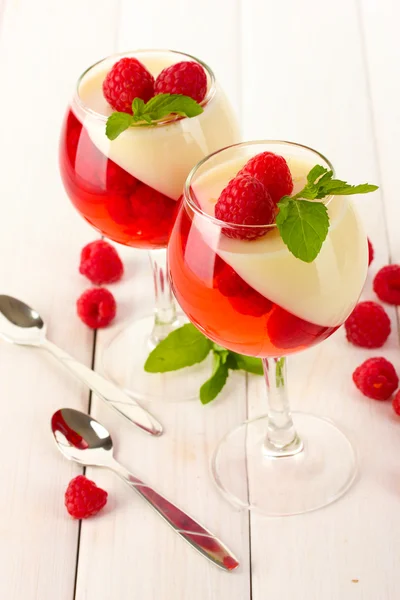 Jelly buah dengan raspberry dalam gelas di atas meja kayu — Stok Foto