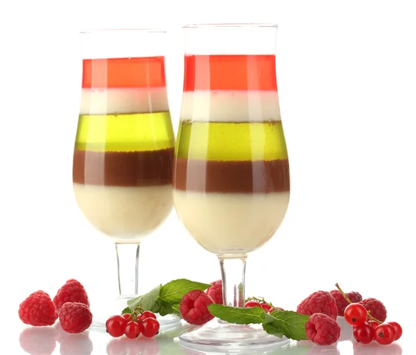 Geleia de frutas em copos e framboesas isoladas em branco — Fotografia de Stock