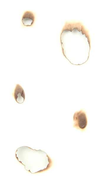 Beyaz kağıt üzerine beyaz izole yanmış delikleri — Stok fotoğraf