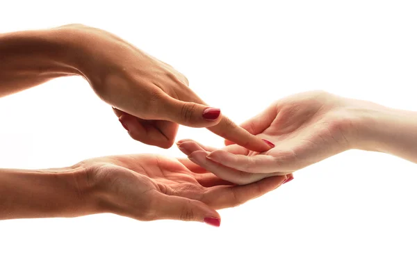 Lendo as linhas mão em mãos de uma mulher isolado em branco — Fotografia de Stock
