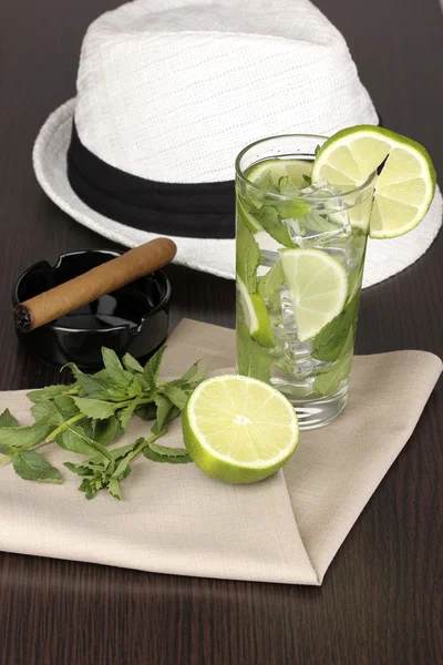 Mojito and a hat on a wooden background — Stock Photo, Image