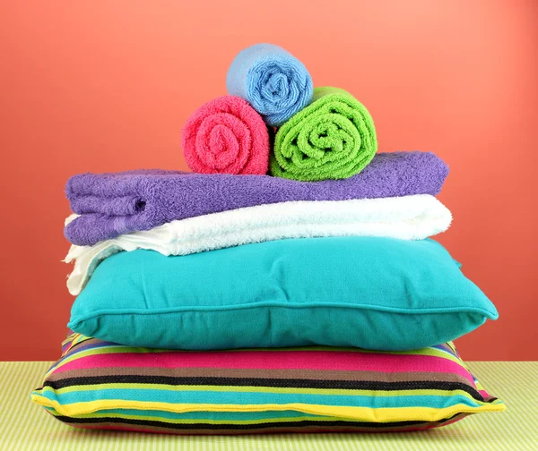 Almofadas e toalhas no fundo vermelho — Fotografia de Stock
