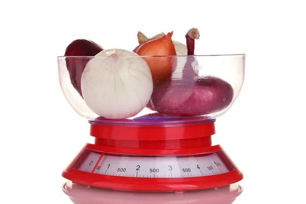 Different types of onions in a kitchen scales isolated on white — Stock Photo, Image