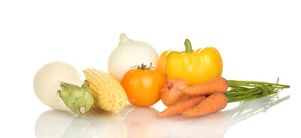 Färgglada färska grönsaker isolerad på vit — Stockfoto