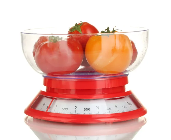 Zralá rajčata v kuchyni váhy izolované na bílém — Stock fotografie