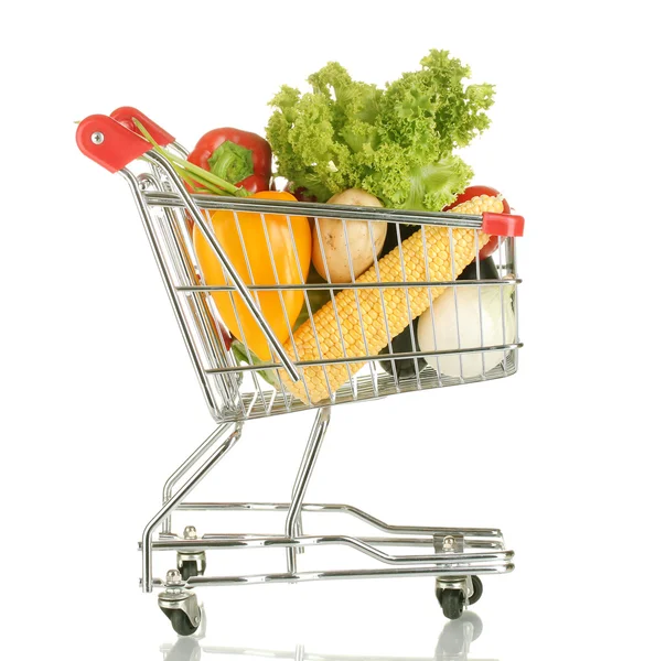 Świeże warzywa w wózek metal na białym tle — Zdjęcie stockowe