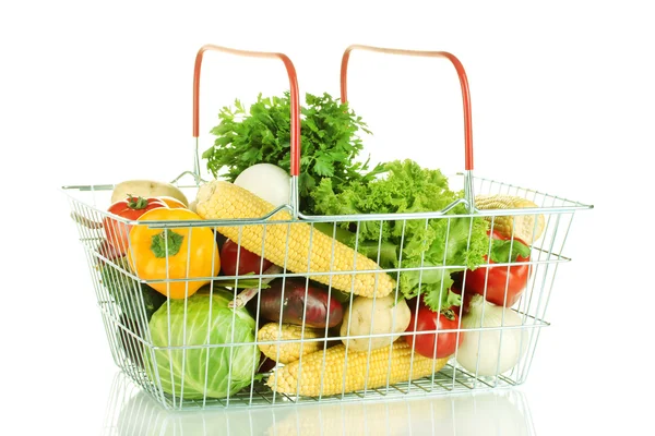 Свежие овощи в металлической корзине на белом фоне — стоковое фото