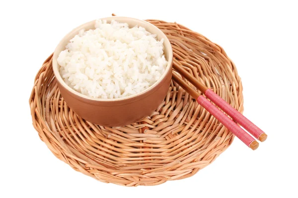 Miska ryżu i pałeczki na wiklinowe Mata isoalted biały — Zdjęcie stockowe