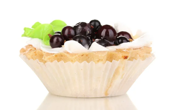 Süße Torte mit Beeren isoliert auf weiß — Stockfoto