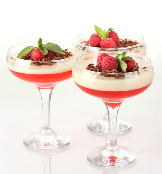 Gelatina di frutta con cioccolato e lamponi in bicchieri isolati su bianco — Foto Stock